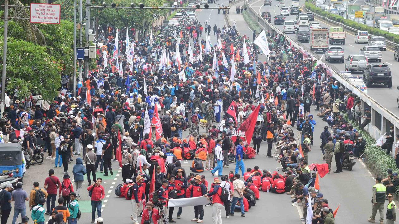 VIDEO: Penampakan Kondisi Terkini Demo Buruh di DPR, Mulai Penuhi Jalan Bawa Spanduk Raksasa