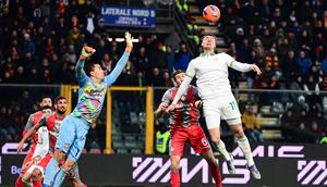 Kiper Cremonese, Emil Audero, berusaha menghalau bola saat melawan AS Roma dalam lanjutan Serie A 2025/2026, Minggu (23/11/2025) malam WIB. (AFP/Piero Cruciatti)