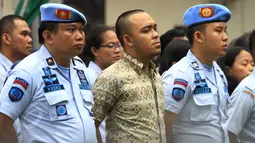 Dedi Romadi (tengah), petugas LP Banceuy, Bandung, yang terlibat peredaran narkoba di penjara saat mengikuti Upacara pemecatan/pemberhentian, di Lapangan Kantor Kemenkumham, Jakarta, Senin (1/6/2015). (Liputan6.com/Johan Tallo) 