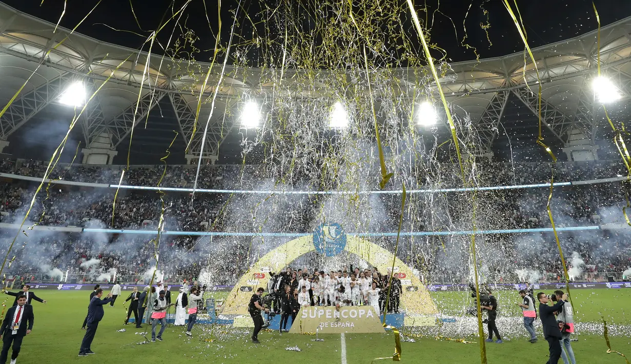 Kemeriahan saat para pemain Real Madrid merayakan kemenangan atas Atletico Madrid pada pertandingan final Piala Super Spanyol di King Abdullah Stadium, Jeddah, Arab Saudi, Senin (13/1/2020). Real Madrid menang adu penalti 4-1. (AP Photo/Hassan Ammar)