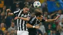 Bek Juventus, Leonardo Bonucci berduel bola udara dengan gelandang Real Madrid Gareth Bale pada leg pertama babak semifinal Liga Champions di Juventus Stadium, Rabu (6/5/2015). Juventus menang 2-1 atas Real Madrid. (Reuters/Sergio Perez)