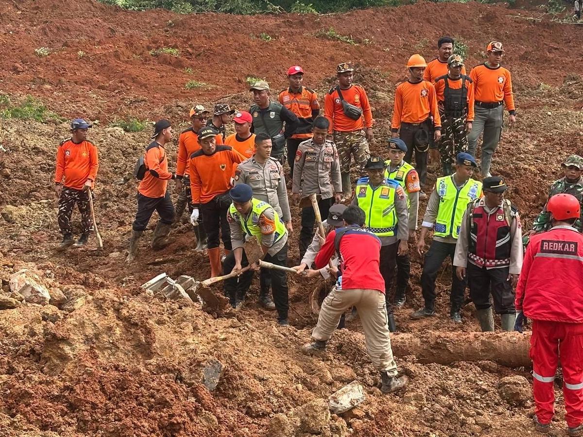 FOTO: Operasi SAR Longsor Majenang Terus Diperkuat, 20 Warga Masih Dalam Pencarian
