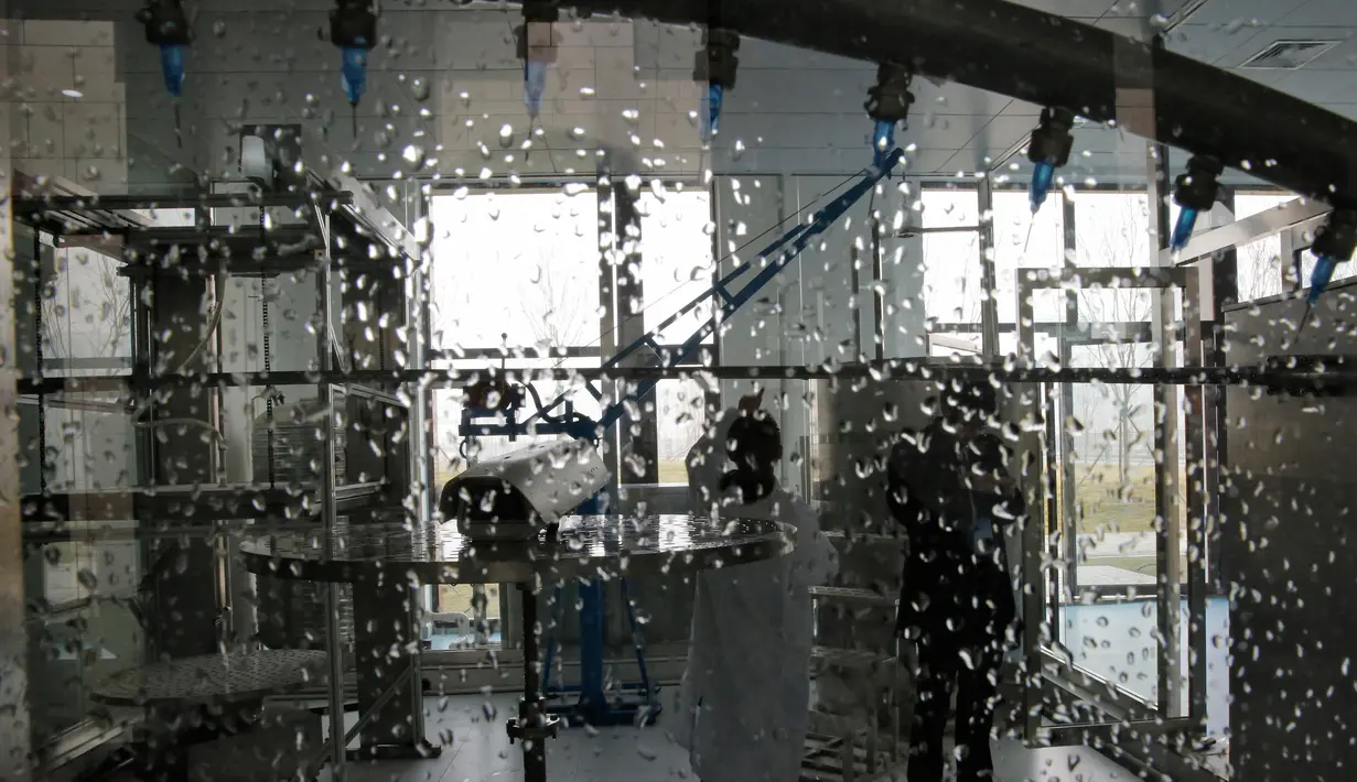 Peneliti berada di dalam laboratorium uji air di Pusat Keamanan Nuklir, Beijing, China, Jumat (18/3). Pusat Keamanan Nuklir ini merupakan hasil kerjasama China dan Amerika Serikat. (REUTERS/Kim Kyung-Hoon)