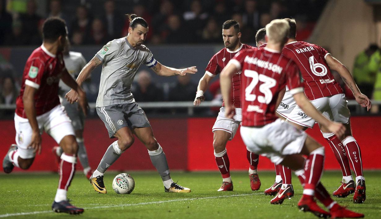 Striker Manchester United, Zlatan Ibrahimovic, berusaha melewati pemain Bristol City pada laga Piala Liga Inggris di Stadion Ashton Gate, Kamis (21/12/2017). Bristol City menang 2-1 atas Manchester United. (AP/Nick Potts)