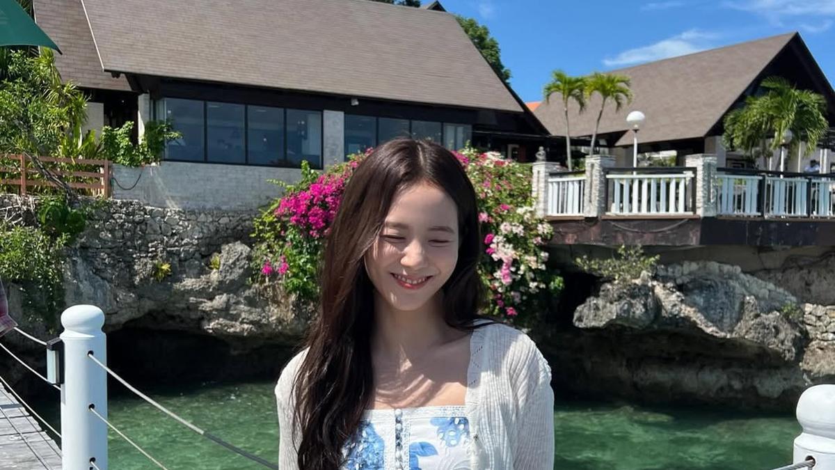 Gaya Summer Jisoo BLACKPINK saat Syuting Drama “Boyfriend On Demand”, Santai tapi Tetap Manis