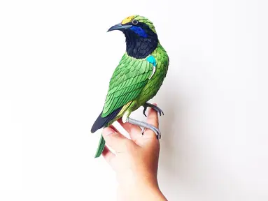 Seniman asal Kolombia bernama Diana Beltran Herrera, belum lama ini menciptakan seni rupa berupa burung dari kertas yang sangat mirip dengan aslinya. (facebook.com/DianaBeltranHerrera)