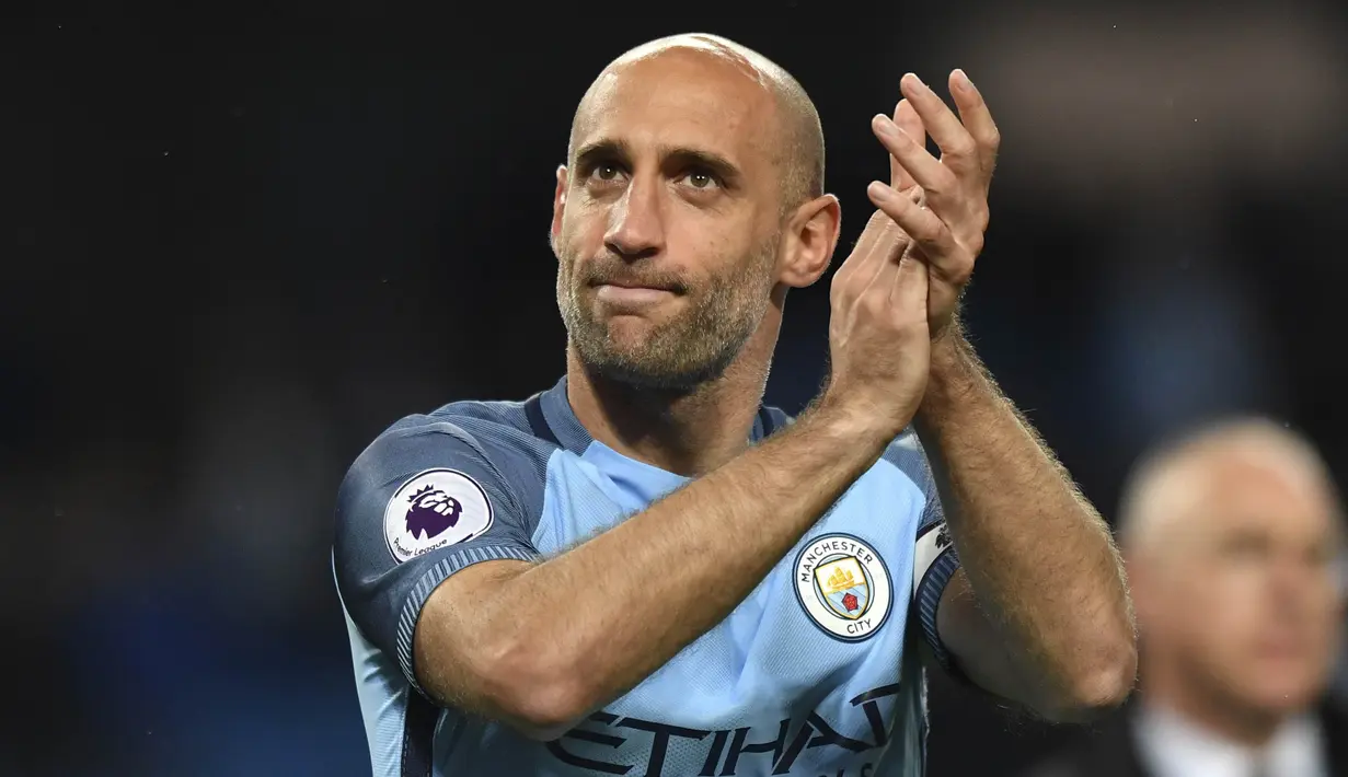 Ekspresi Bek Manchester City, Pablo Zabaleta, usai pertandingan Liga Inggris melawan West Bromwich Albion di Stadion Etihad, Selasa, (16/05/2017). Zabaleta resmi pamit dari klub Manchester City. (AFP/ Anthony Devlin)