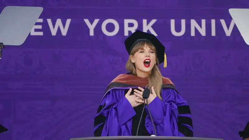 Taylor Swift ikut wisuda di New York University. (AP Photo/Seth Wenig)