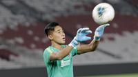 Kiper Timnas Indonesia, Angga Saputra, saat latihan jelang laga kualifikasi Piala Dunia di SUGBK, Jakarta, Senin (2/9). Indonesia akan berhadapan dengan Malaysia. (Bola.com/M Iqbal Ichsan)
