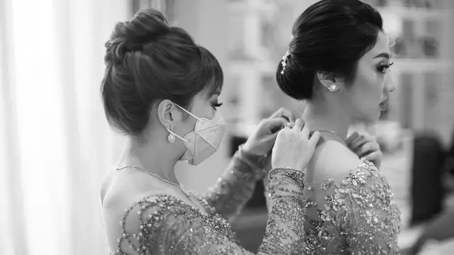 6 Momen Nikita Willy Dampingi Adik saat Lamaran, Penuh Haru Bahagia