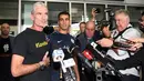 Mantan pemain Socceroo Craig Foster mendampingi pemain sepakbola dan pengungsi Australia, Hakeem al-Araibi memberikan ketengan pers setibanya mereka di bandara Melbourne, Selasa (12/2).  (WILLIAM WEST/AFP)