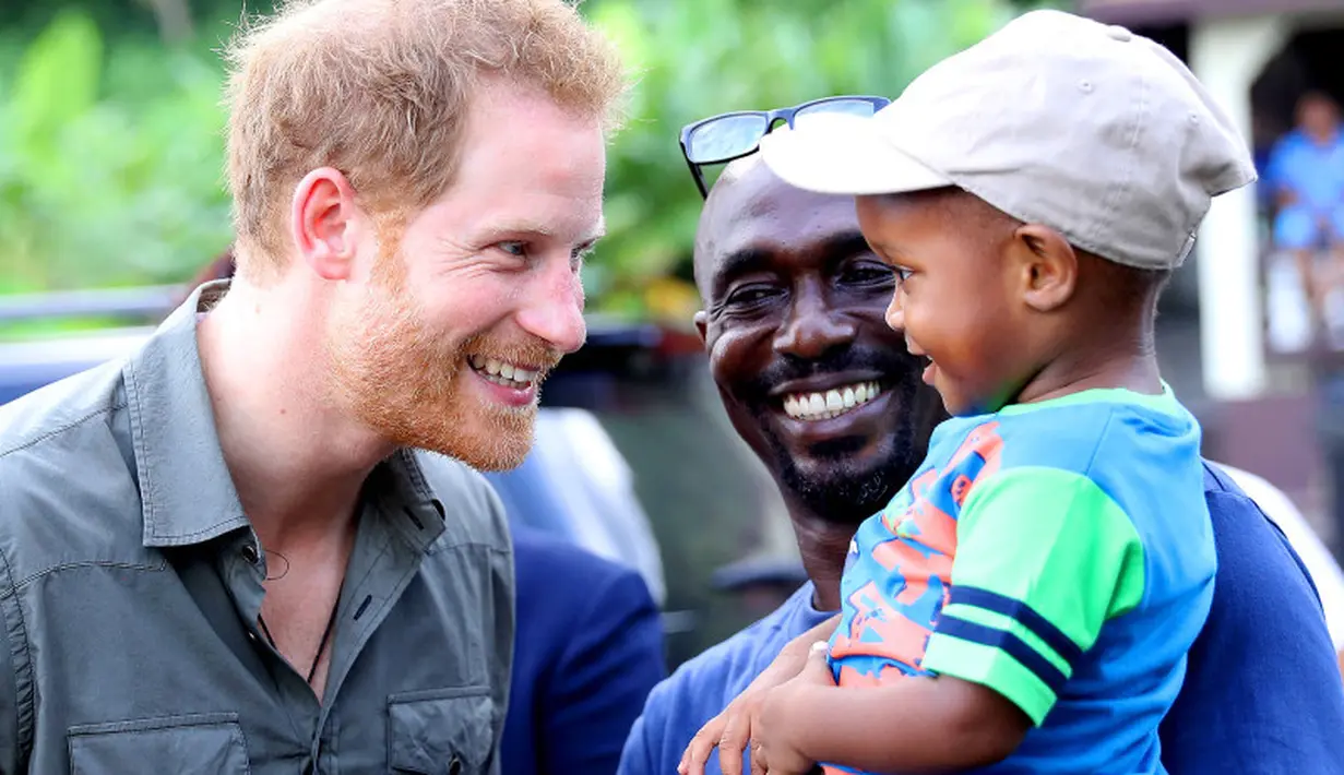 Ini saat Pangeran Harry membuat seorang anak tersenyum saat berkunjung ke Caribbean pada November 2016 lalu. (Chris Jackson/Getty Images/USWeekly)