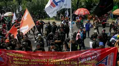 Ribuan buruh melakukan unjuk rasa di depan Balai Kota, Jakarta, Kamis (2/10/14). (Liputan6.com/Faizal Fanani)
