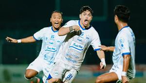 Penyerang PSIS Semarang, Rafinha (tengah), berhasil mencetak dua gol saat timnya bermain imbang 3-3 kontra Persiku Kudus di Stadion Wergu Wetan, Kudus pada laga pekan ke-24 Pegadaian Championship 2025/2026, Sabtu (11/04/2026). (dok. PSIS Semarang)
