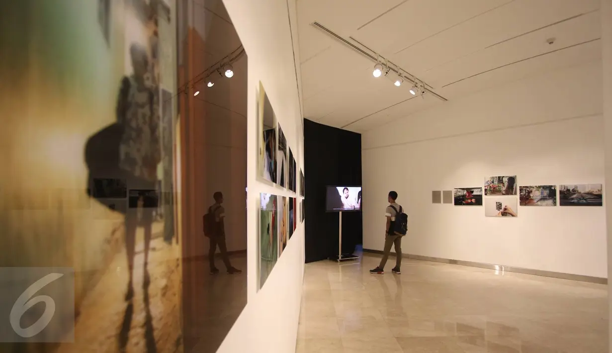 Sejumlah karya ditampilkan dalam pameran fotografi PPG 2016 Angkatan VI di Erasmus Huis, Jakarta, Jumat (24/3). Pameran menampilkan karya foto cerita dari delapan pewarta foto dan berlangsung hingga 28 April 2017. (Liputan6.com/Immanuel Antonius)