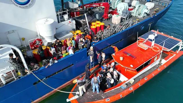 Kapal Pengawas (KP) Orca 05 milik Kementerian Kelautan dan Perikanan (KKP) mengangkut 28 warga Pulau Enggano ke Kota Bengkulu pada Rabu malam, 2 Juli 2025. (Istimewa)