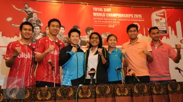 Pasangan ganda putra Indonesia M. Ahsan dan Hendra Setiawan bersama Liliyana Natsir, Nitya K Maheswari, Greysia Polii, Totontowi Ahmad dan Tommy Sugiarto (kiri ke kanan) saat jumpa pers di Jakarta, Minggu (9/8/2015). (Liputan6.com/Helmi Fithriansyah)