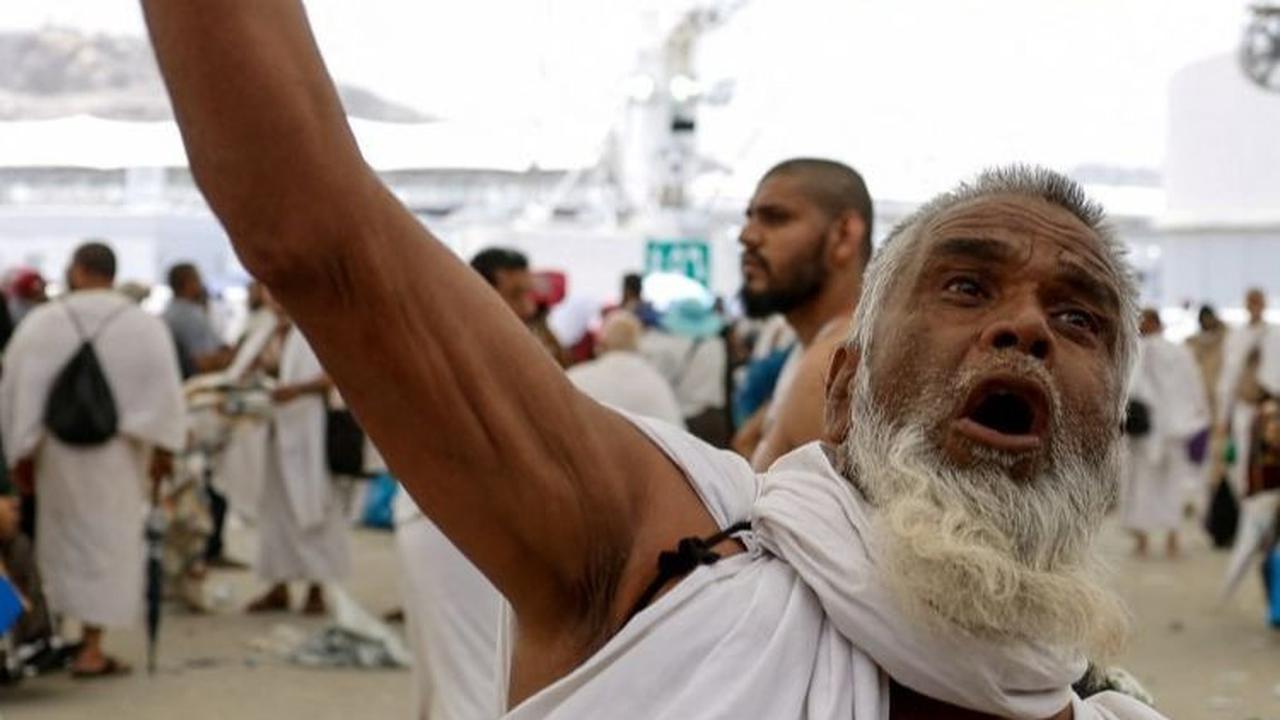Prosesi ini menjadi simbol perlawanan manusia sepanjang umur terhadap setan dan godaan duniawi. Foto: REUTERS / Saleh Salem<br>