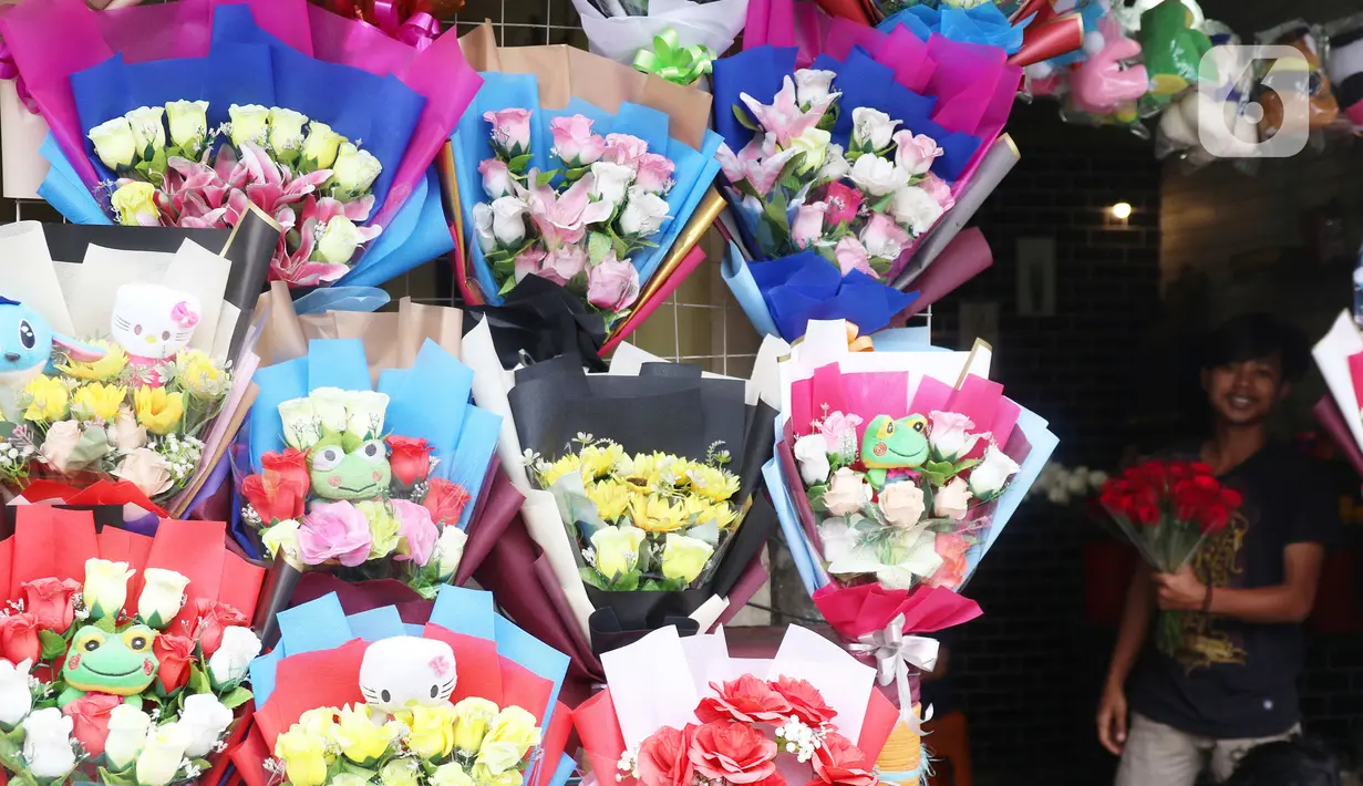 Sejumlah souvenir bunga mawar yang dihias terlihat di kawasan Rawa Belong, Jakarta, Senin (14/2/2022). Hari Valentine yang diperingati setiap 14 Februari menjadi berkah bagi para penjual bunga karena banyak pesanan bunga di momen kasih sayang tersebut. (Liputan6.com/Angga Yuniar)