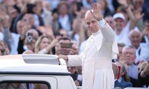 Paus Leo XIV menyapa para peziarah dari Kroasia di Lapangan Santo Petrus, Vatikan, Selasa (7/10/2025). (Dok. AP/Andrew Medichini)