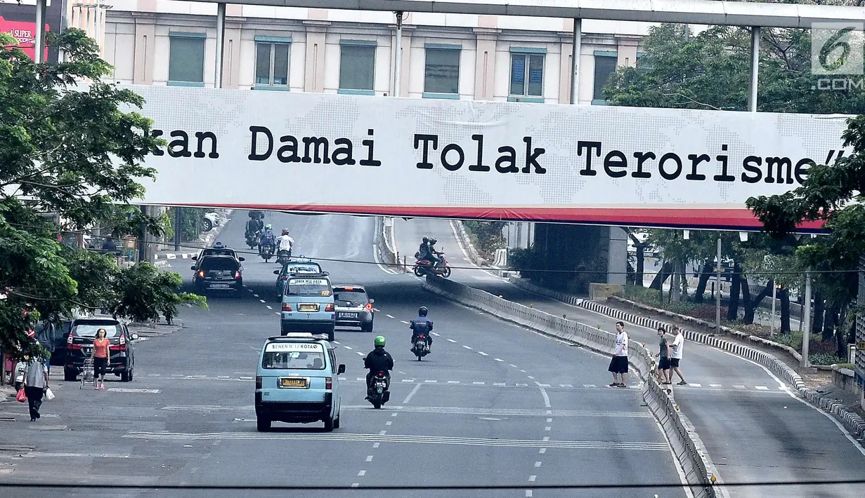 Sejumlah kendaraan melintas di kawasan Glodok Kota, Jakarta, Jumat (1/9). Sesuai ketetepan pemerintah Hari Raya Idul Adha 1438 H pada hari ini merupakan hari libur Nasional dan sejumlah Toko elektronik di Glodok memilih tutup. (Liputan6.com/Helmi Afandi)
