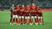 Starting line-up Timnas Indonesia berfoto sebelum laga Kualifikasi Piala Asia 2023 Grup A antara Indonesia menghadapi Kuwait di Stadion Internasional Jaber Al Ahmad, Kuwait City, Kamis (9/6/2022) dinihari WIB. (PSSI)