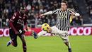 Gelandang Juventus, Fabio Miretti (kanan) mengontrol bola di depan bek Salernitana, Junior Sambia pada laga babak 16 besar Coppa Italia 2023/2024 di Juventus Stadium, Turin, Jumat (5/1/2024) dini hari WIB. (dpa via AP Photo/Marco Alpozzi)