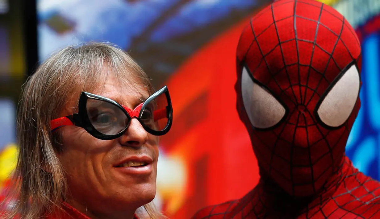 Alain Robert dijuluki Manusia Laba-laba asal Perancis ketika akan memanjat gedung di Macau, Rabu (23/4/2014) (Reuters/Bobby Yip).
