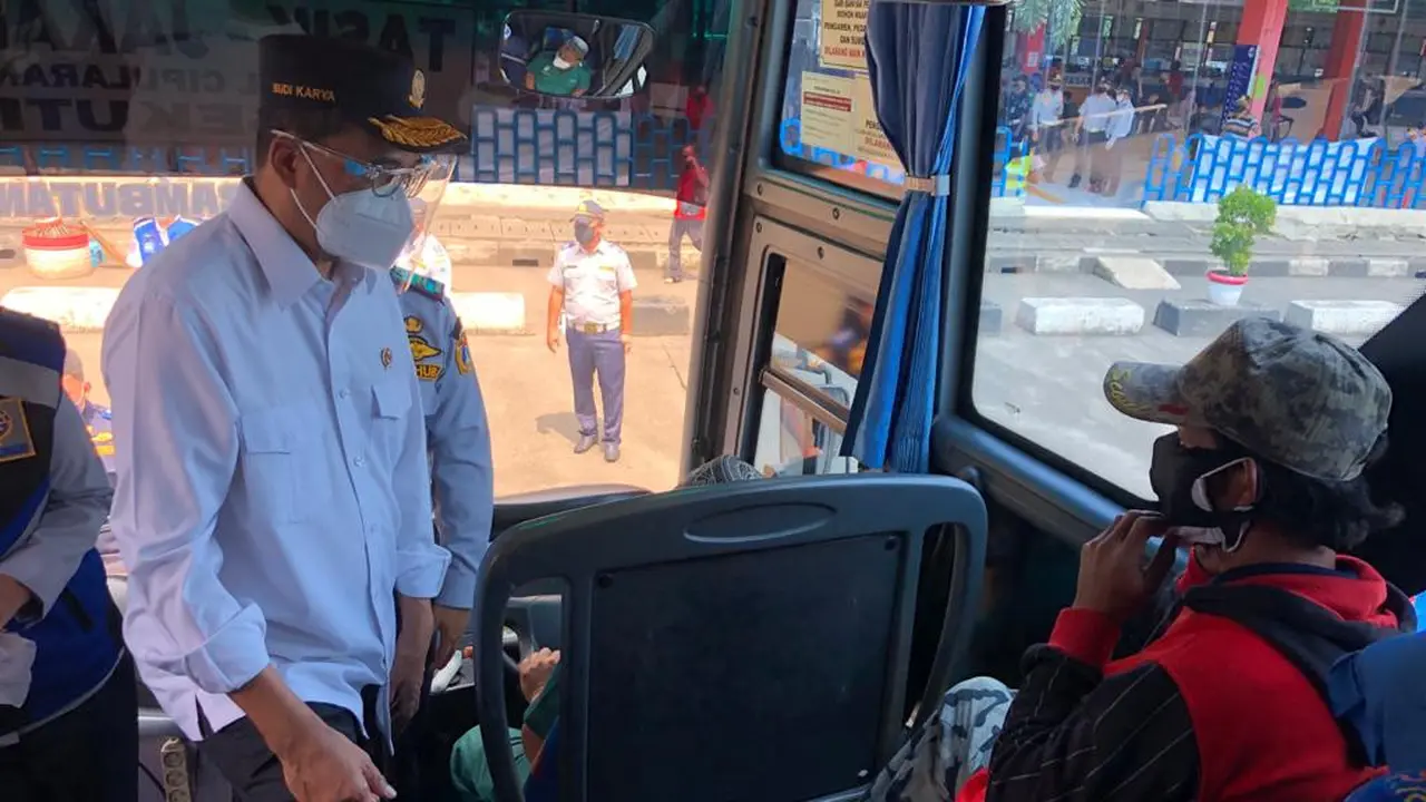 Menteri Perhubungan Budi Karya Sumadi mengunjungi Terminal Kampung Rambutan