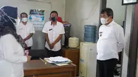 Bupati Garut Rudy Gunawan melakukan kunjungan ke kantor DPMD untuk memastikan persiapan Pilkades serentak di tengah pandemi Covid-19 yang akan digelar 8 Juni mendatang. (Liputan6.com/Jayadi Supriadin)