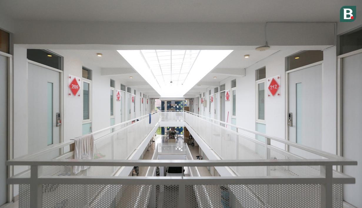 <p>Ruangan-ruangan kamar di mes Arema FC yang terletak di Lowokwaru, Kota Malang, Minggu (09/10/2022). (Bola.com/Bagaskara Lazuardi)</p>