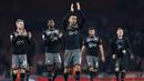 Pemain  Southampton, Maya Yoshida dan rekan-rekannya merayakan kemenangan 2-0 saat melawan Arsenal pada laga Piala Liga Inggris 2016-2017 di Emirates Stadium, (30/11/2016). (Reuters/Stefan Wermuth) 