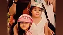 Pakai topi, jaket, dan celana pendek, penampilan Callista kecil ini bikin gemas. Meski masih kecil, namun penampilan Callista ini kekinian. Ekspresi polosnya membuat sahabat Aisyah Aqilah ini terlihat lucu. Foto lawasnya ini diunggah oleh orang terdekat Callista. Menilik dari laman Instagramnya, foto Callista ini sebelumnya tak pernah diunggah oleh Callista di Instagramnya. (Liputan6.com/IG/@callistarum)