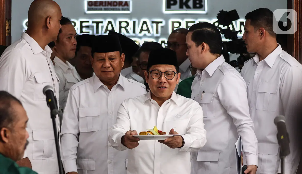 Ketum PKB Muhaimin Iskandar atau Cak Imin memegang tumpeng saat peresmian Sekretariat Bersama (Sekber) di Jalan Jl. Ki Mangunsarkoro No. 1, Menteng, Jakarta Pusat, Senin (23/1/2023). Cak Imin berharap dengan peresmian kerja sama PKB dan Gerindra akan membawa Indonesia lebih sejahtera. Cak Imin yakin bahwa kedua partai ini saling melengkapi.  (Liputan6.com/Johan Tallo)