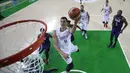Pemain Serbia, Nemanja Nedovic mencetak angka saat babak  final Basketball Olimpiade Rio 2016 di  Carioca Arena 1,  Rio de Janeiro,(22/8/2016) dini hari WIB. (AFP/POOL/Eric Gay)