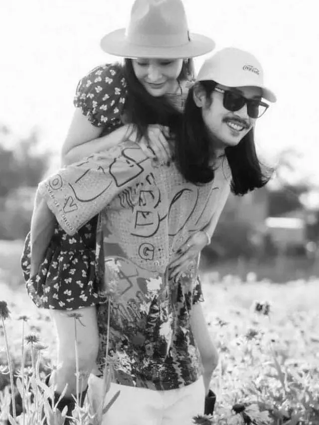 Tahan Sedih saat Pencarian, Ini 6 Foto Kenangan Tangmo Nida dan Pacar