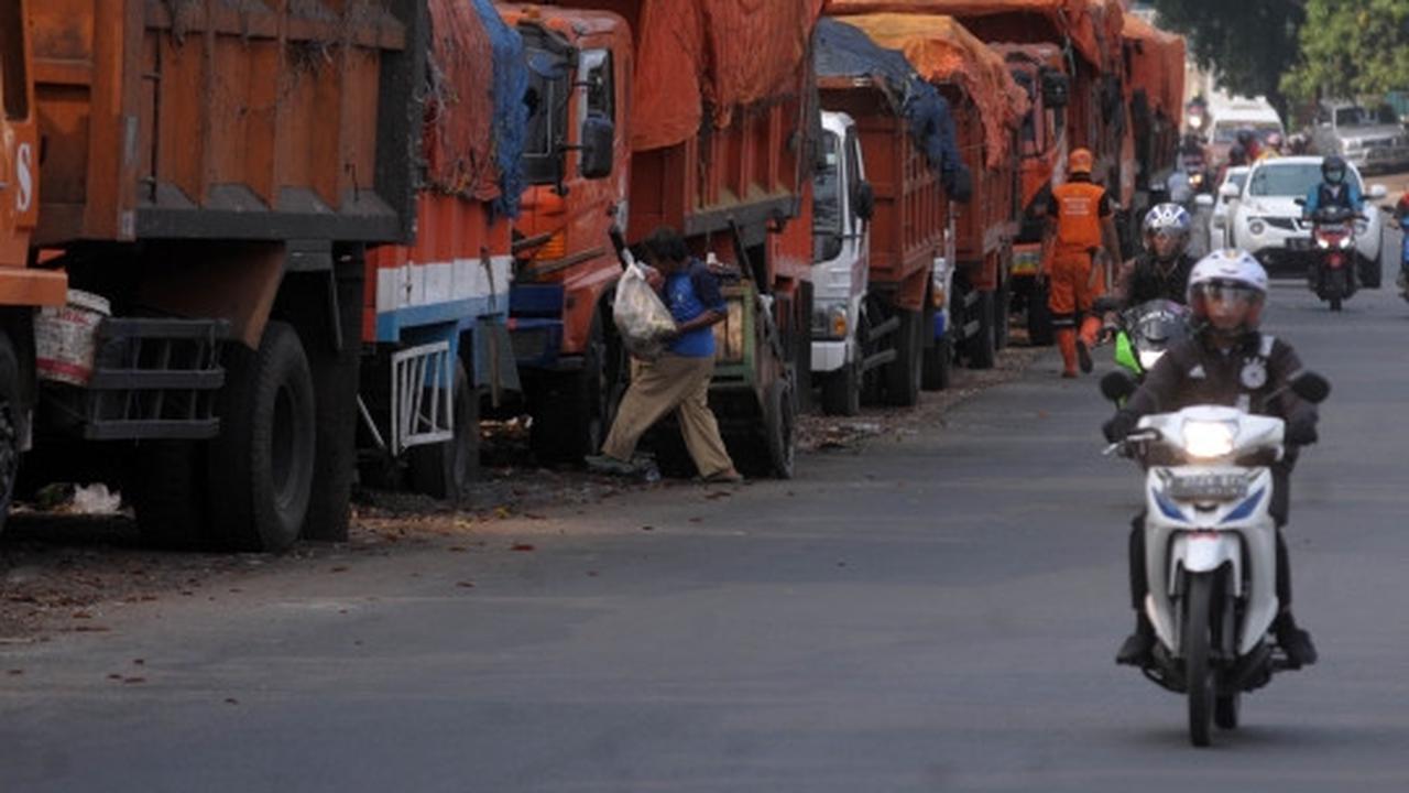 Akses ke Bantargebang diblokir, truk sampah DKI terlantar