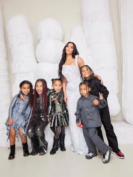 Kim mendandani keempat putranya dengan nuansa monokromatik hitam, putih, dan abu-abu. Sementara dia sendiri tampil dengan gaun bling bling warna silver. [kimkardashian]