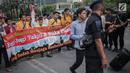 Peserta aksi yang tergabung dalam Mahasiswa dan Pemuda Relawan Cinta NKRI membagikan takjil ke anggota Polri yang bertugas di Gedung Bawaslu RI, Jakarta, Minggu (26/5). Aksi simpatik sebagai wujud apresiasi kepada anggota Polri-TNI yang menjaga keamanan aksi 22 Mei 2019. (Liputan6.com/Faizal Fanani)