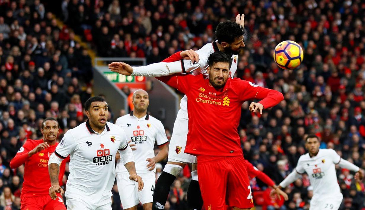  Pemain Liverpool, Emre Can (kanan), berduel dengan pemain Watford di Stadion Anfield pada laga lanjutan Premier League 2016-2017, Minggu (6/11/2016). (Action Images via Reuters/Jason Cairnduff)