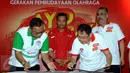 Menpora Imam Nahrawi (kedua kiri) menyaksikan penandatanganan MoU Ayo Bergerak! antara Kemenpora dengan PT Kalbe Farma Tbk di Jakarta, Jumat (27/11/2015). Program ni mengajak masyarakat beraktivitas untuk kebugaran tubuh. (Liputan6.com/Helmi Fithriansyah)