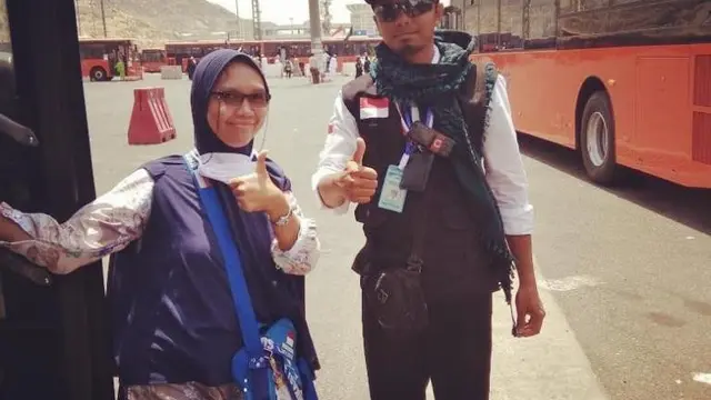 Keramahan petugas Bus Jamarat melayani jemaah calon haji.