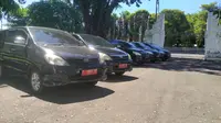 Puluhan Mobil dinas ASN Banyuwangi terparkir rapi di halan Kantor Bupati Banyuwangi (Hermawan Arifianto/Liputan6.com)