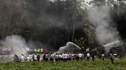 Pemadam kebakaran memadamkan api yang membakar pesawat Boeing 737 yang jatuh di Havana, Kuba, Jumat (18/5). Menurut Presiden Kuba Miguel Diaz, terdapat tiga korban mengalami luka serius di antara 114 penumpang dan awak. (AP Photo/Enrique de la Osa)