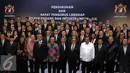 Ketua Umum KADIN Rosan Perkasa Roeslani berfoto bersama dengan para Menteri Kabinet Kerja dan 34 wakil ketua umum KADIN periode 2015-2020 di Jakarta, Selasa (5/4). (Liputan6.com/Helmi Afandi)