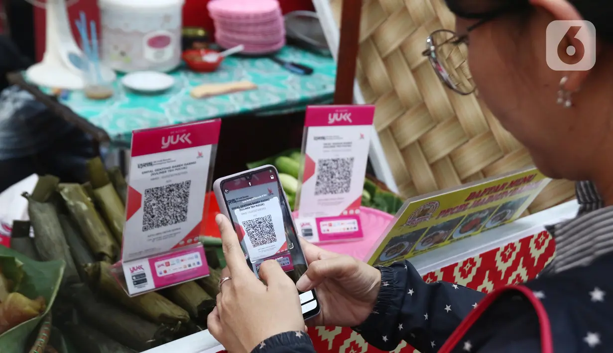 Berdasarkan data BI, ternyata volume transaksi yang di bawah Rp 100 ribu itu 70 persen dari UMi-nya, dan UMi sendiri itu 30 persen dari total hampir 27 juta merchant QRIS.  (Liputan6.com/Angga Yuniar)