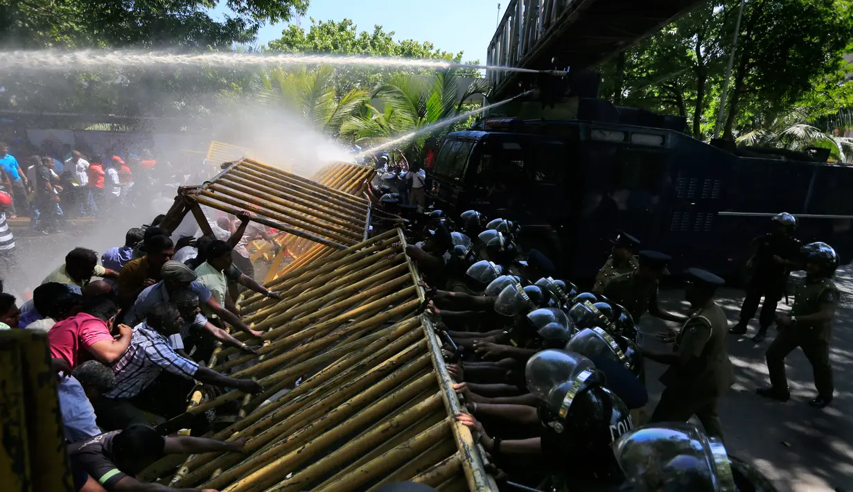 Sejumlah orang terlibat aksi protes di dekat sekretariat presiden di Kolombo, Sri Lanka, Rabu (1/2). Pendemo menentang rencana privatisasi pelabuhan oleh pemerintah. (AP Photo / Eranga Jayawardena)