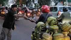 Anak punk yang tergabung dalam komunitas Punkajian Bekasi dan FAM-US membagikan takjil kepada pengendara di Bekasi, Jawa Barat, Rabu (15/5/2019). Punkajian Bekasi bersama FAM-US menyediakan 150-300 bungkus takjil per hari selama Ramadan. (merdeka.com/Iqbal Nugroho)