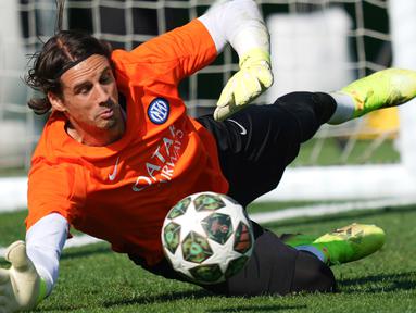 Kiper Inter Milan, Yann Sommer, berusaha menangkap bola saat mengikuti sesi latihan jelang laga final Liga Champions melawan PSG di Appiano Gentile, Senin (26/5/2025). (AP Photo/Antonio Calanni)