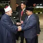 Menteri Agama Republik Indonesia Yaqut Cholil Qoumas menyambut kedatangan Grand Syekh Al Azhar, Imam Akbar Ahmed Al Tayeb di Bandara Soekarno Hatta, Cengkareng, Tangerang. (Foto: Tim Humas Kemenag)